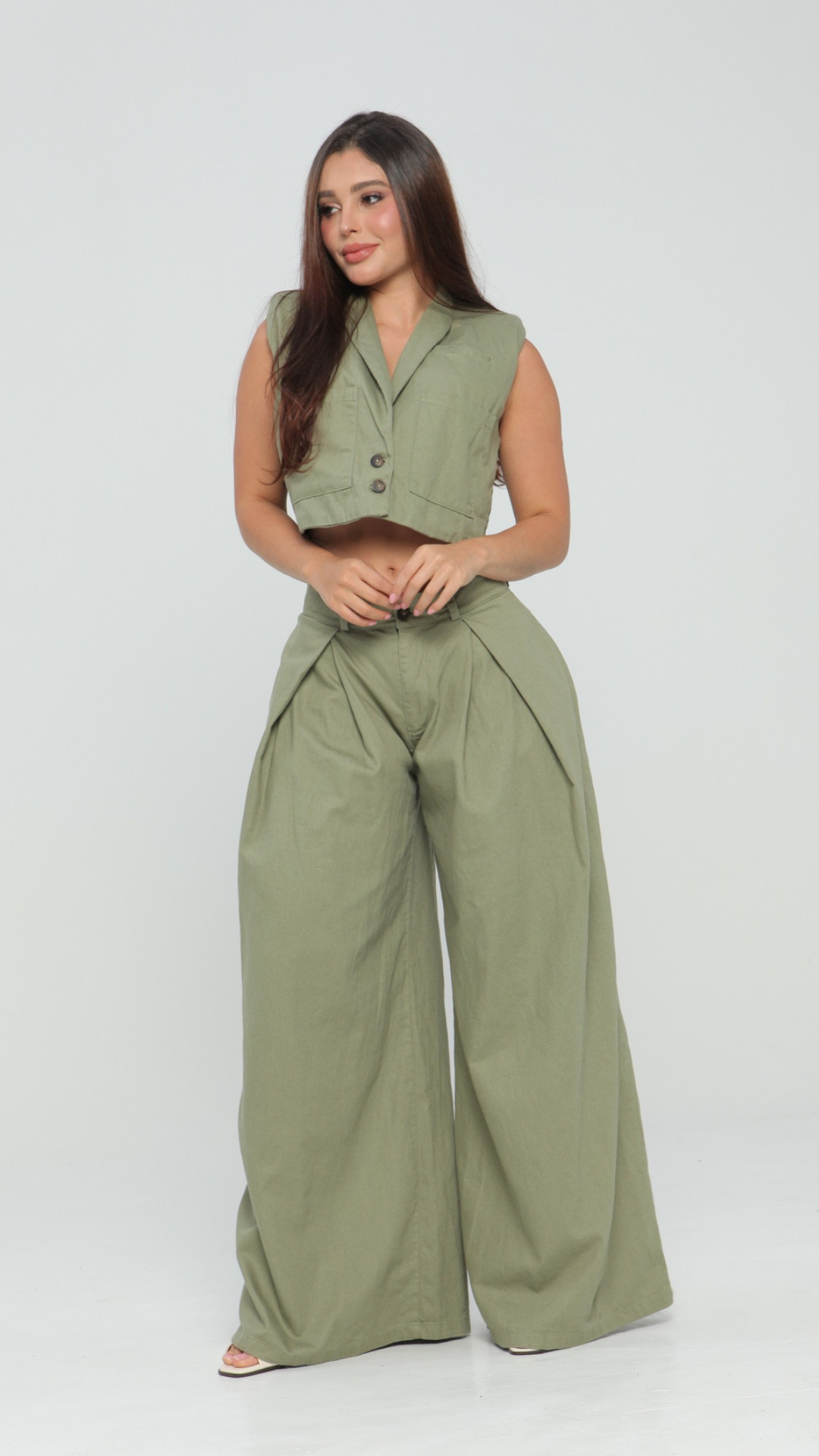 Pantalón liviano verde pliegues