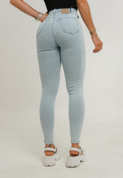 Jeans colombiano levanta cola Zigor