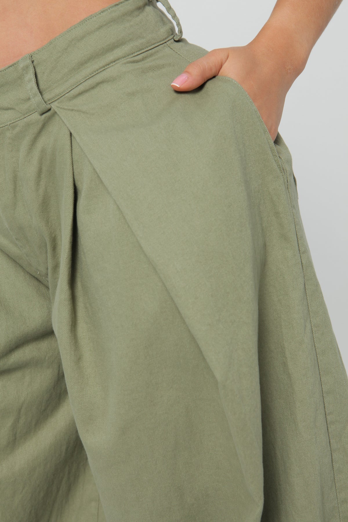 Pantalón liviano verde pliegues