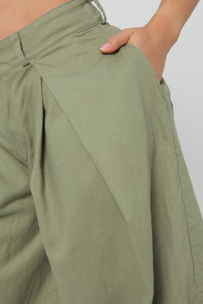 Pantalón liviano verde pliegues
