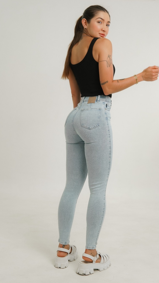Jeans colombiano levanta cola Zigor