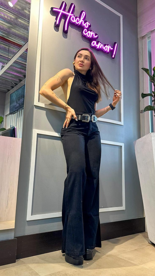 Jeans colombiano levanta cola Dafne