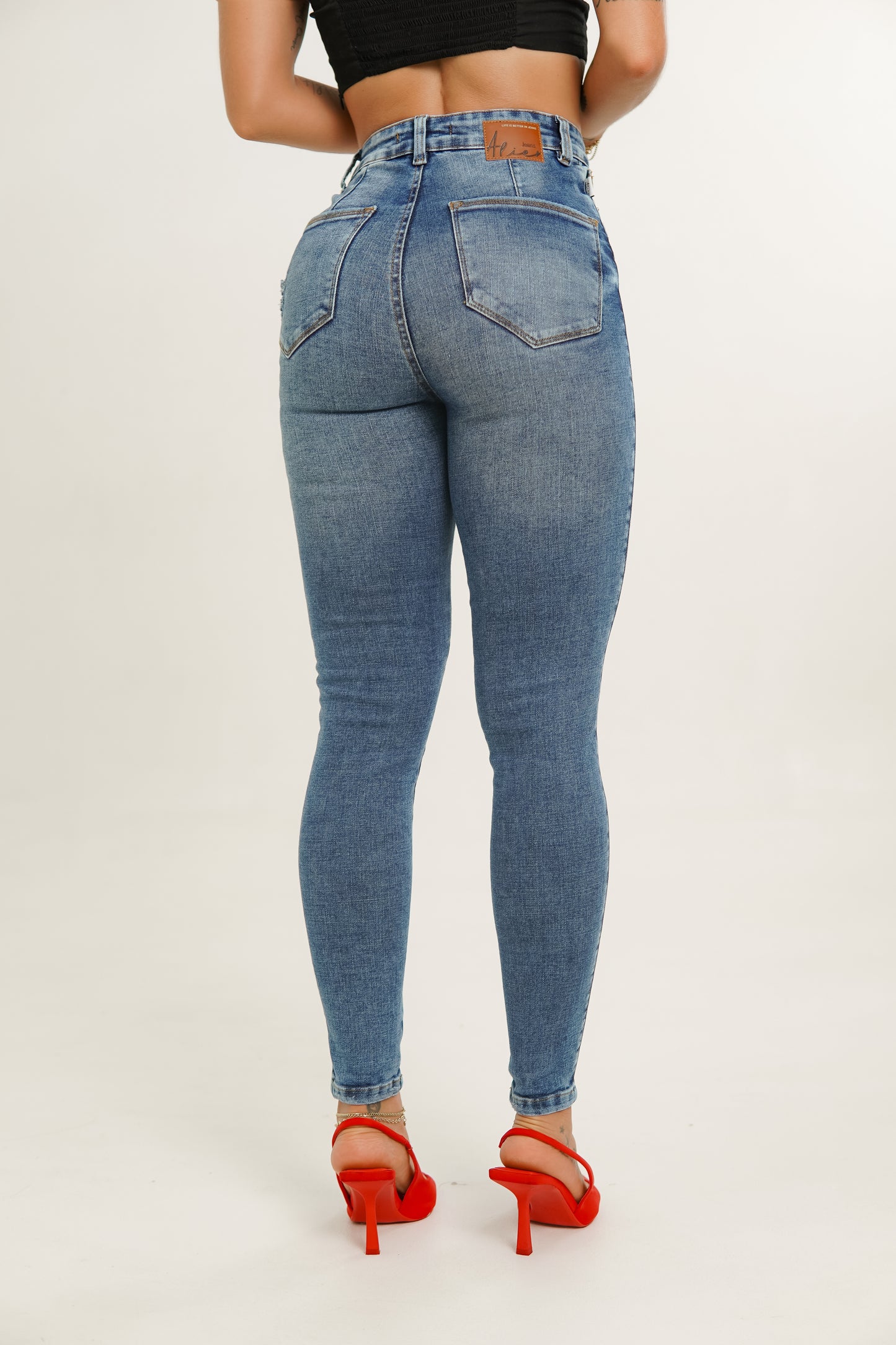 Jeans colombiano levanta cola Fiji 1