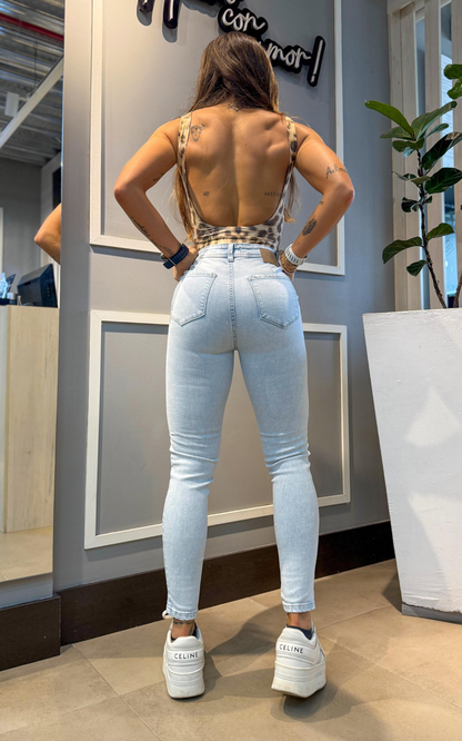 Jeans colombiano levanta cola Zigor