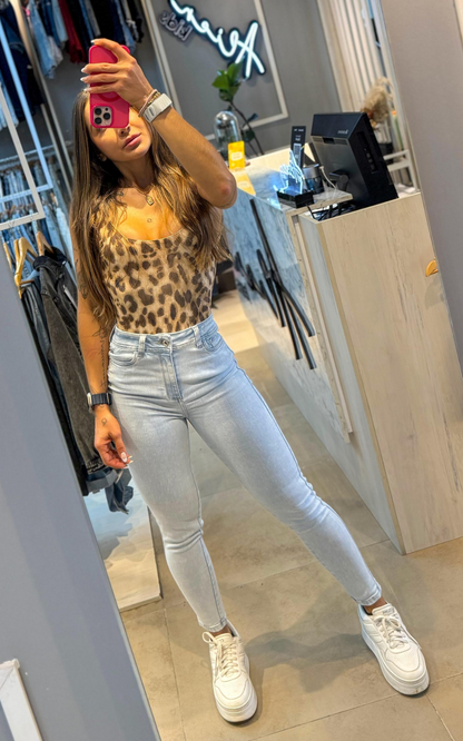 Jeans colombiano levanta cola Zigor