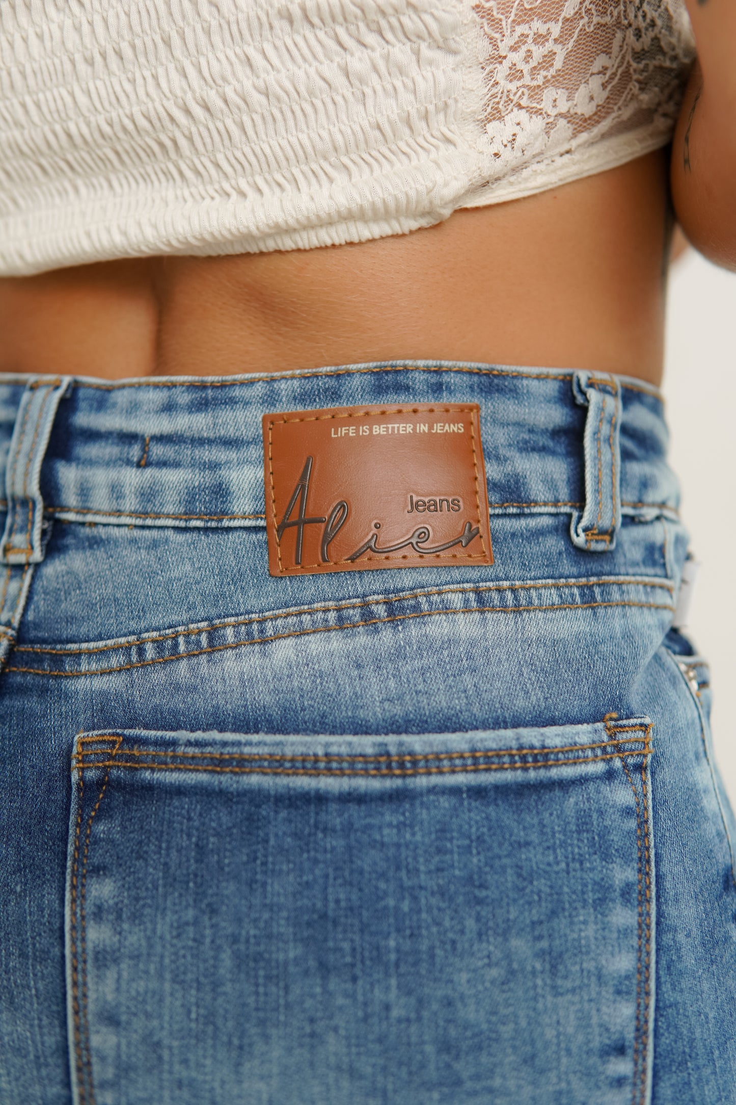 Jeans colombiano levanta cola True