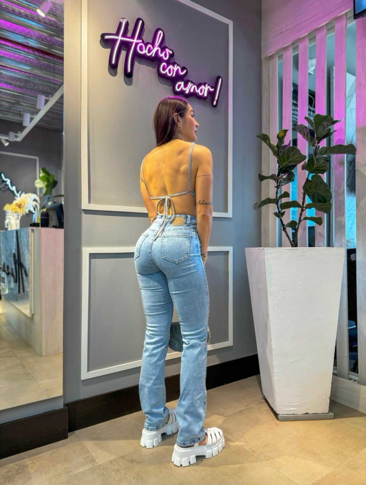 Jeans colombiano levanta cola Kabul 4