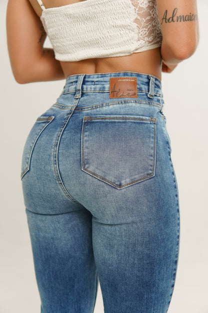Jeans colombiano levanta cola True