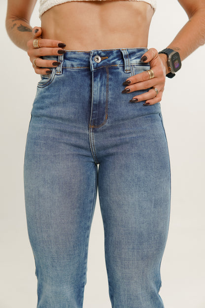 Jeans colombiano levanta cola True