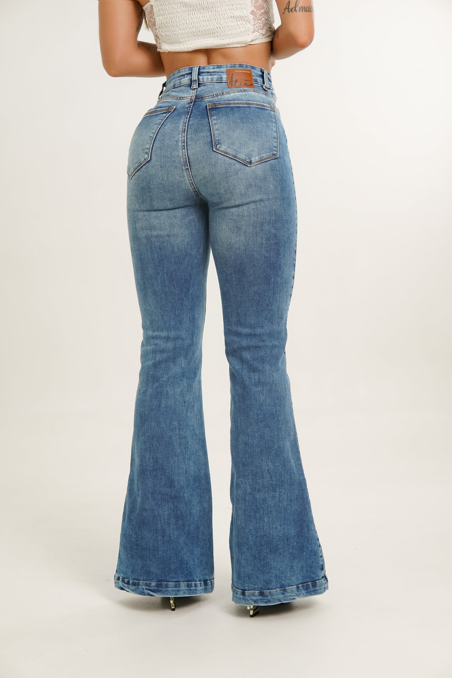 Jeans colombiano levanta cola True