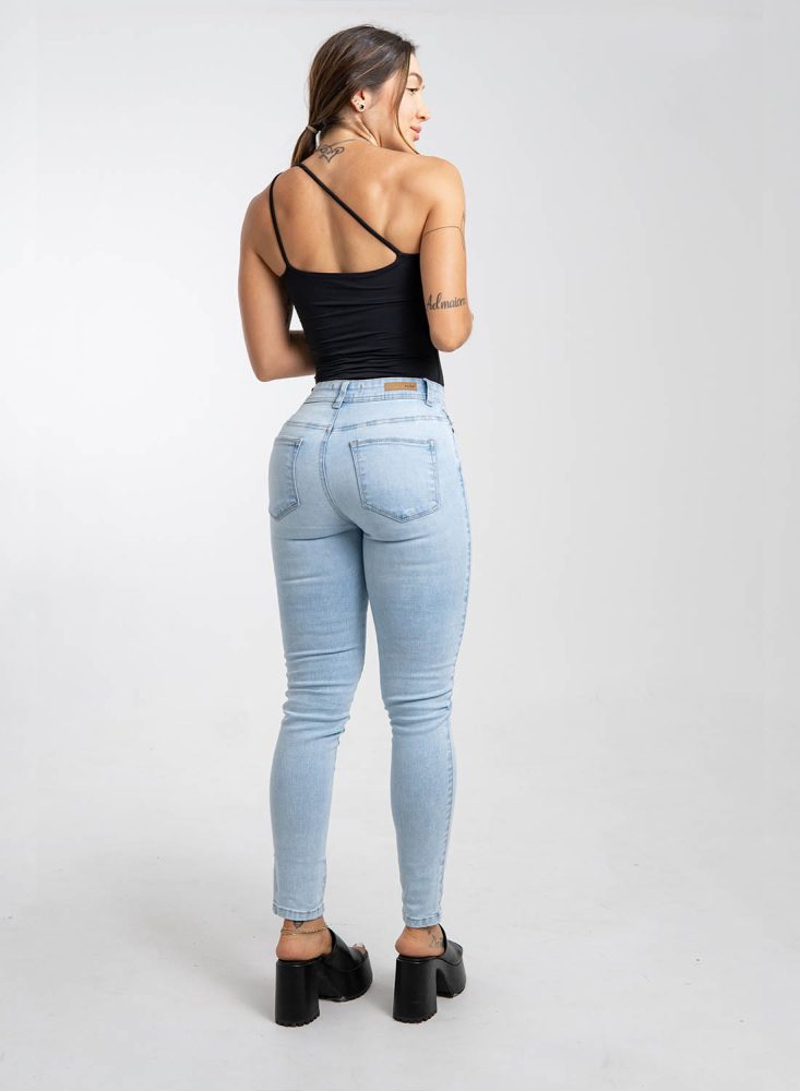Jeans colombiano levanta cola KAI 3